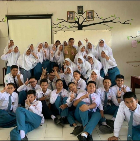 Patris di kelas bersama teman-temannya