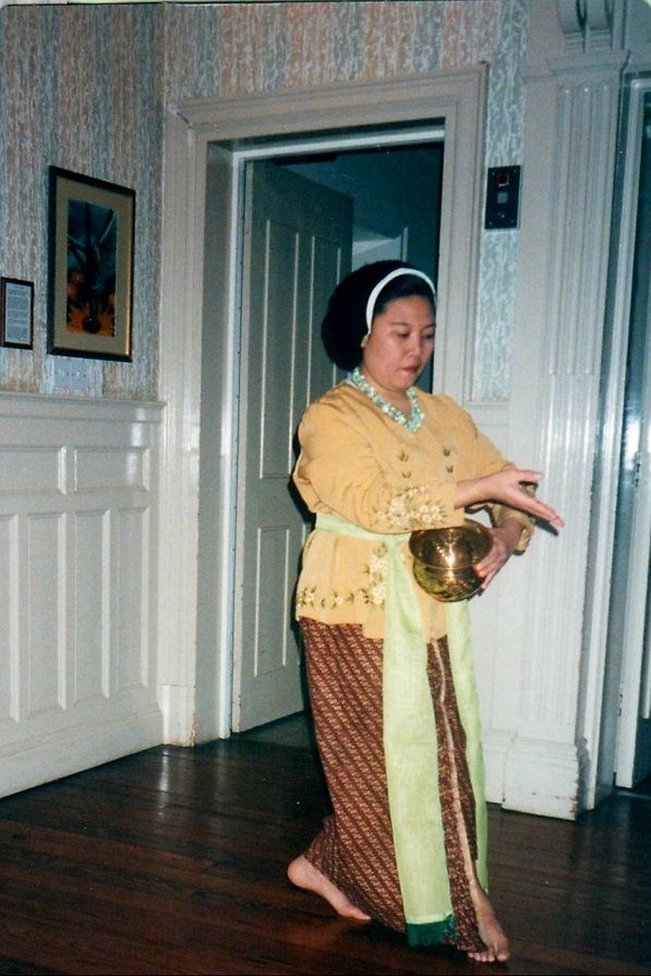 Menari adalah Gerakan Otentik Manusia Halaman 1 Menari adalah Gerakan Otentik Manusia Halaman 1