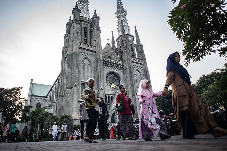 Toleransi dan kebebasan beragama. Sejumlah warga berjalan menuju Masjid Istiqlal untuk melaksanakan Salat Idul Adha seusai memarkir kendaraan bermotornya di Gereja Katedral. Otoritas Gereja Katedral di Jakartajuga mengubah jadwal ibadah misa Minggu dari pukul 06.00 WIB menjadi pukul 10.00 WIB untuk menghormati umat muslim yang merayakan Hari Raya Idul Adha pada Minggu, 11 Agustus 2019.(ANTARA FOTO/APRILLIO AKBAR)