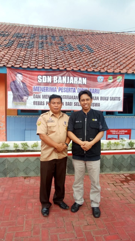 Penulis (kanan) bersama Ading, S.Pd, kepala SDN Banjaran Kec. Banjaran Kab. Majalengka