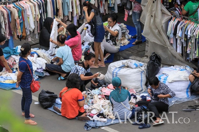 Lapak kaki lima yang juga menjual baju bekas (foto: akurat.co)