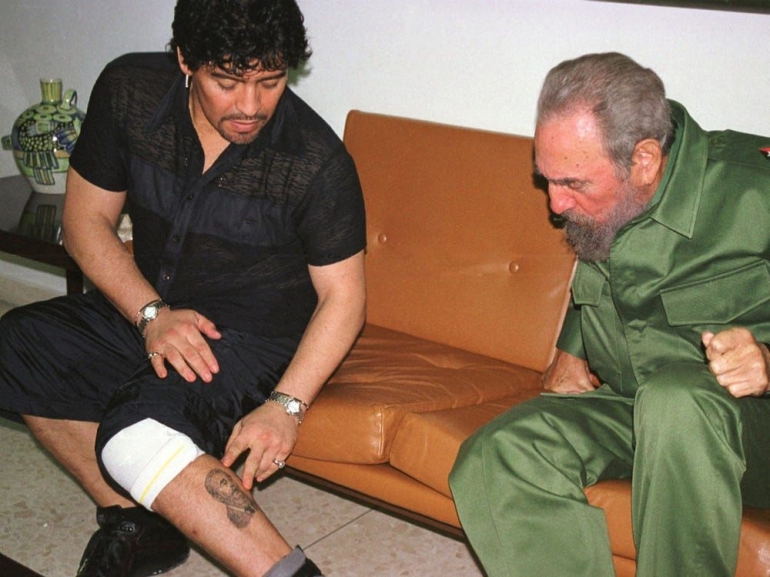 Maradona menunjukkan tatto wajah Fidel Castro kepada mantan penguasa Kuba itu sendiri (Reuters).