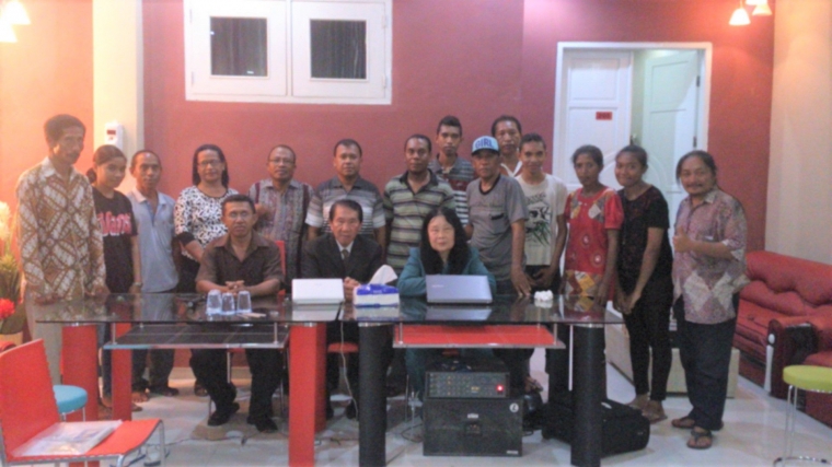 Bersama teman teman di Ende (dok prfibadi)