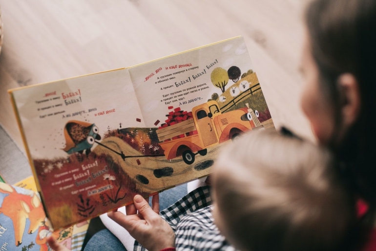 Ilustrasi ibu yang mengajari anaknya membaca. Gambar: Pexels/Lina Kivaka