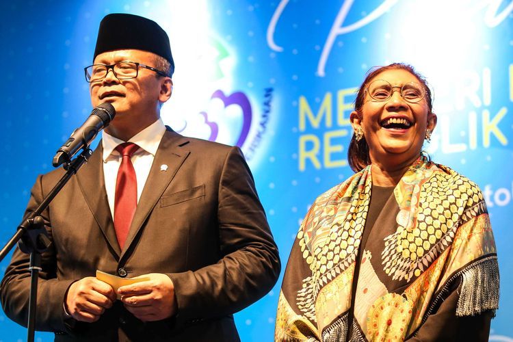 Edhy Prabowo dan Susi Pudjiastuti saat acara pisah sambut Kementerian Kelautan dan Perikanan di Jakarta, Rabu (23/10/2019). (Foto: Kompas.com)