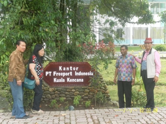 Bersama di Timika dr kanan Pak Wayan Pranata, Pak Karlo, saya dan suami(dok pribadi)