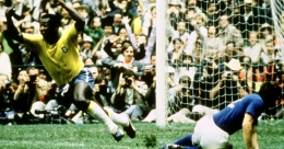 Selebrasi Pele saat mencetak gol ke gawang Italia di final Piala Dunia 1970. | (Reuters Action images/MSI) via Scroll.in