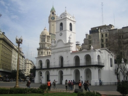 Cabildo de Buenos Aires, sebuah gedung era kolonial di Plaza de Mayo. Sumber: Rcidte/ wikimedia