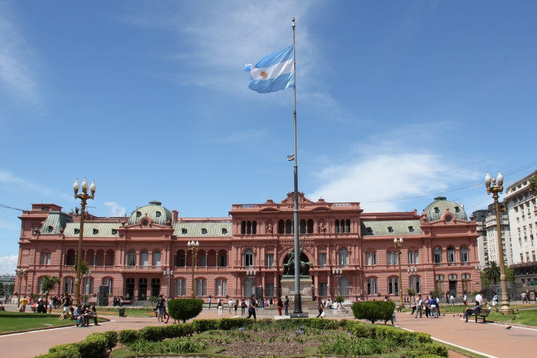Casa Rosada dilihat dari Plaza de Mayo. Sumber: Lars Curfs / wikimedia