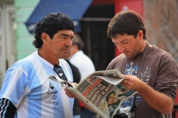 Bergaya ala Maradona di La Boca. Sumber: koleksi pribadi
