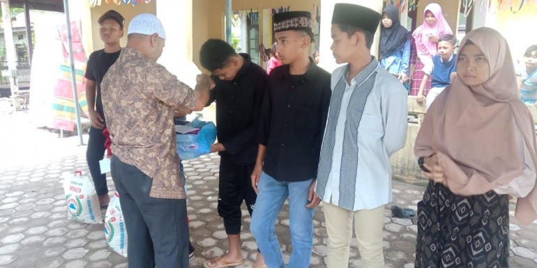 Pemberian santunan anak yatim Gampong Blang Dalam Ulee Glee Pidie Jaya. Foto: WhatsApp Group Info Blang Dalam| dokpri
