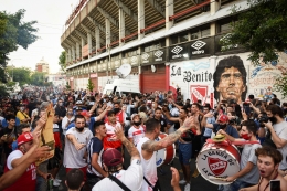 Pendukung klub Argentinos Juniors berkumpul di depan stadion Maradona. Sumber: Martin Villar/ Reuters