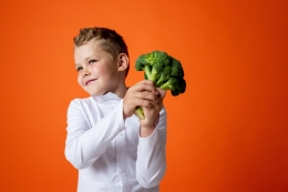 Ilustrasi anak makan sayuran - pexels.com