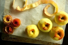 Garnis dari kulit apel yang dibentuk bunga mawar/ sumber : endlesssimmer.com