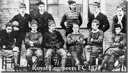 Pemain Royal Engineers FC (1872) mengenakan jersey berbahan wol, celana knickerbockers, kaos berlengan panjang, dan topi. | Historicalkits.co.uk