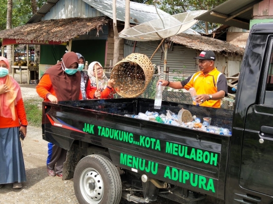 Memilih/memilah jenis sampah (organik dan non organik) di lingkungan masyarakat (foto dokumentasi pribadi).