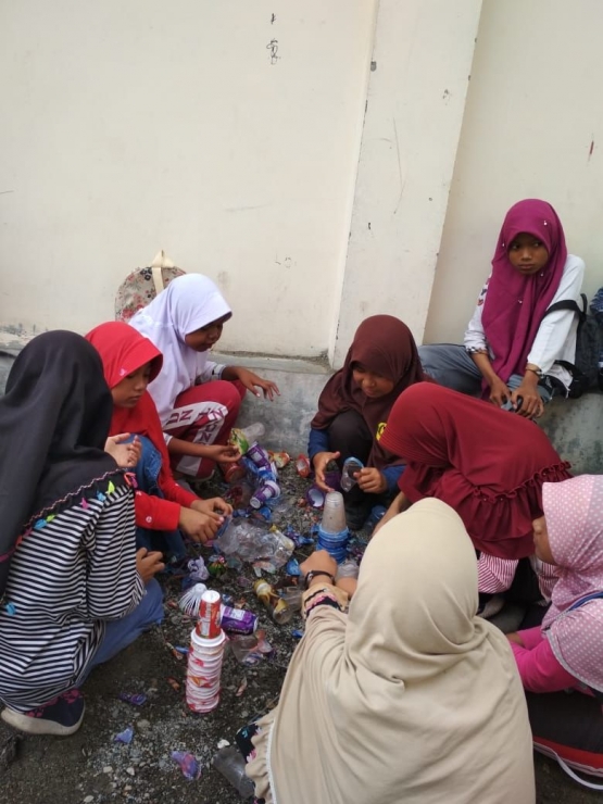 Memilih/memilah jenis sampah (organik dan non organik) di sekolah (foto dokumentasi pribadi).