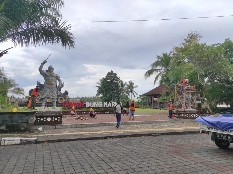 PATUNG - Dua Patung Tokoh Sejarah dipasang di Taman Bung Karno Tabanan (30/11) tadi.