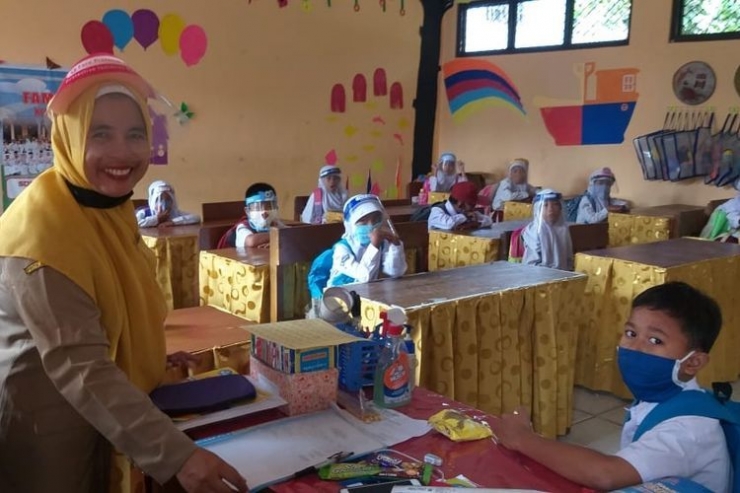 Siswa SDN Kedaleman I Kota Cilegon saat uji coba belajar tatap muka di hari pertama(KOMPAS.com/RASYID RIDHO)