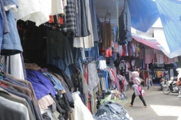 Ilustrasi: Pasar Lereng di Bukittinggi, menjual kebutuhan sandang bekas impor. (KOMPAS.COM/GARRY ANDREW LOTULUNG)