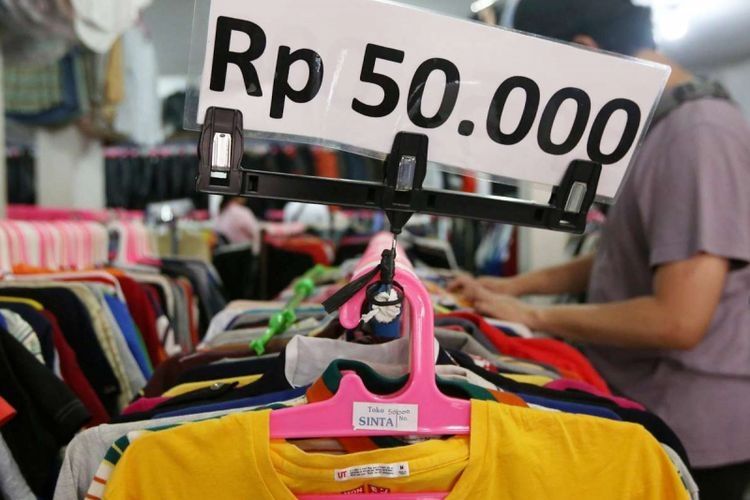 ilustrasi: Pengunjung berburu pakaian bekas dan bermerek di Pasar Poncol Senen, Jakarta, Selasa (14/08/2018). Berbagai macam merek pakaian ternama seperti Nike, Adidas, Puma dan lain-lain dijual dengan harga Rp 20.000 - Rp 150.000. (Foto: ANDREAS LUKAS ALTOBELI via kompas.com)