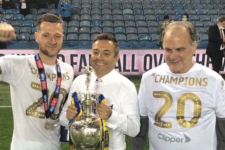 Dari kiri ke kanan: Kapten Leeds United, Liam Cooper; Pelatih Marcelo Bielsa; dan pemilik klub, Andrea Radrizzani, berpose dengan trofi Divisi Championship 2019-2020. (TWITTER.com/LUFC) 