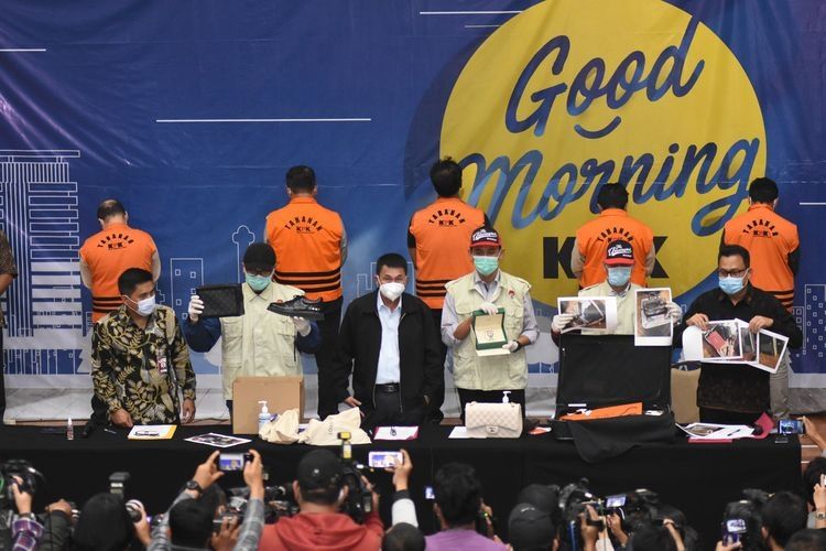 Wakil Ketua KPK Nawawi Pomolango (ketiga kiri) didampingi Deputi Penindakan Karyoto (kiri) menunjukkan tersangka berikut barang bukti pada konferensi pers penetapan tersangka kasus dugaan korupsi ekspor benih lobster di Gedung KPK, Jakarta, Kamis (26/11/2020) dini hari. (ANTARAFOTO/Indrianto Eko Suwarso via kompas.com)