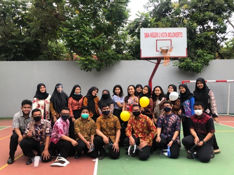 Juan bersama teman sekelasnya di lapangan Basket sekolah