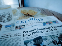 Rutininas pagi, baca koran kompas dan menikmati kopi manis di rumah/dokpri