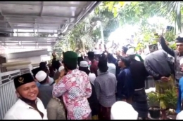 Rumah Menkopolhukam Mahfud MD di Pamekasan didemo ratusan warga, Selasa (1/12/2020) | KOMPAS.com/ Taufiqurrahman