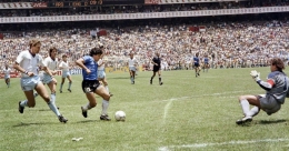 Maradona Ketika Membuat Goal of The Century (Sumber: sroll.in)