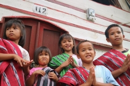 Anak-anak di Desa Papande salah satu penghasil ulos terbaik di tanah Batak (Kompas.com / Gabriella Wijaya)