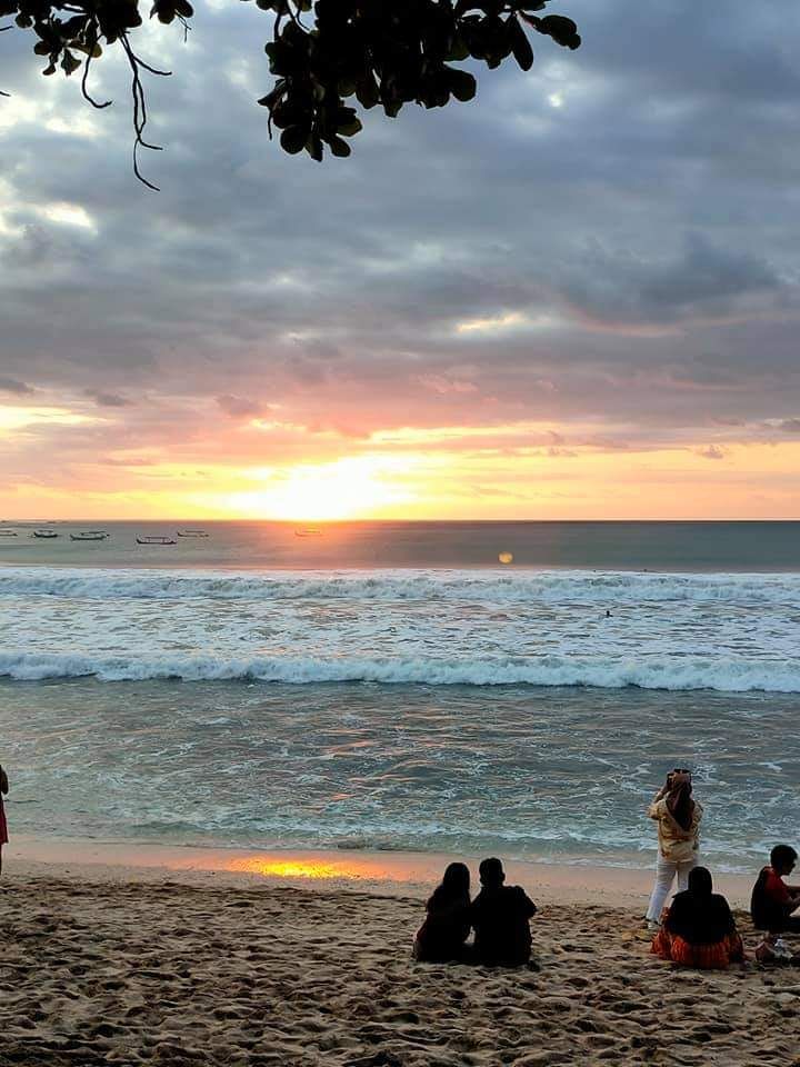 Anak2 bermain di pantai kuta, dok asita