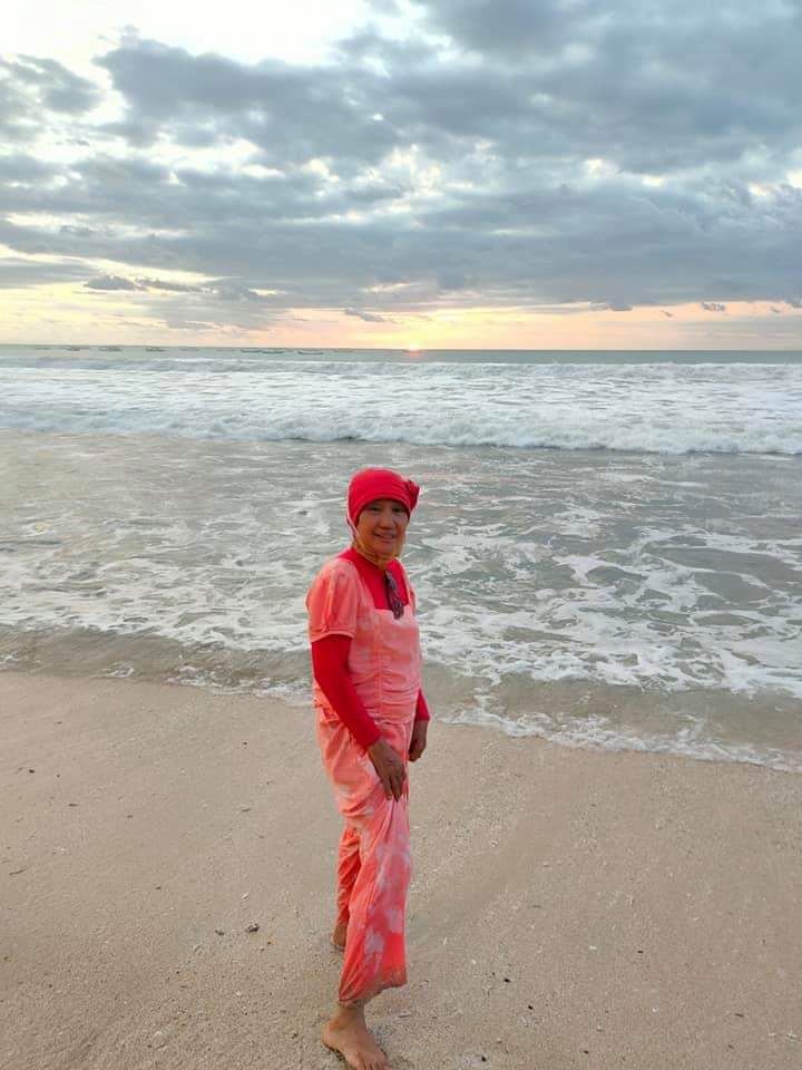 Menimati air laut , dok asita
