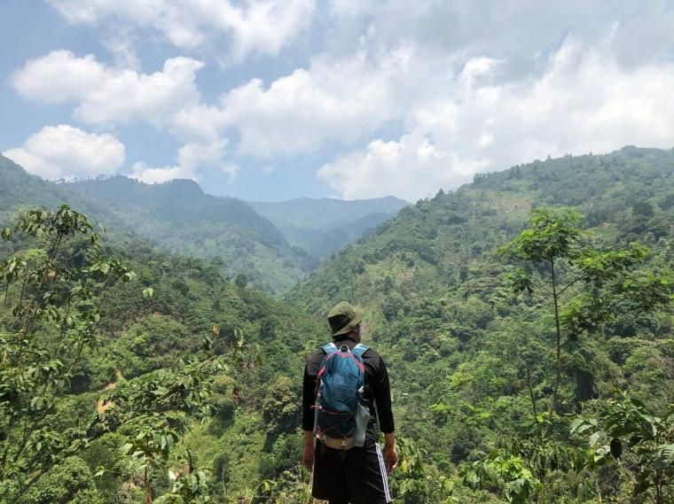 Trekking ke curug di Bogor (dok. Cahya Nugraha)