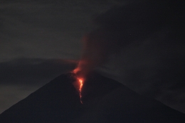 Pemandangan puncak Gunung Semeru dengan lelehan lava pijar (Foto: Tubagus Andri Maulana)