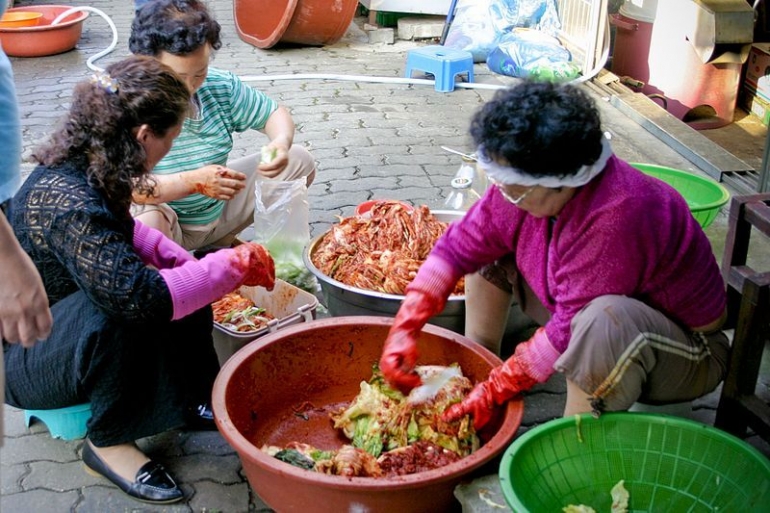 Proses pembuatan kimchi (commons.wikimedia.org)