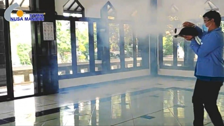 Mahasiswa melakukan penyemprotan (Dokpri)