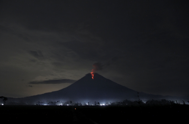 Lelehan lava pijar terlihat dari area persawahan Desa Supiturang (Foto: Tubagus Andri Maulana)