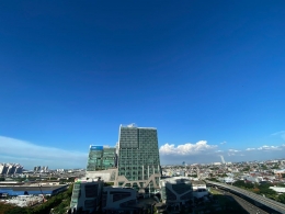 Langit biru Jakarta. Foto dari akun Twitter @debby_tan