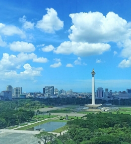 Langit Jakarta terlihat bersih dan biru (credit: Foto dari akun Twitter @oktaviariskha)