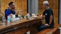 Ganjar dan AHY ngobrol santai saat pertemuan keduanya di Semarang, Rabu (2/12). Sumber kompas.com