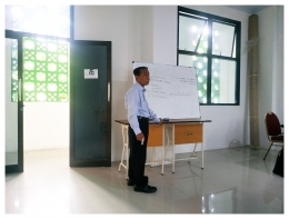 Dr H Sulaiman L. Azis, M.Si salah satu dosen senior pada program pascasarjana IAIN Ternate saat menyampaikan materi perkuliahan/dokpri