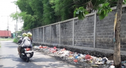 Timbunan sampah di ujung jalan desa Ponokawan di kawasan bypass Krian Sidoarjo, selokan di pinggir tembok pun penuh sampah. (Foto: Dokuentasi Pribadi)