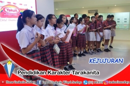 Siswa/i Sekolah Tarakanita Surabaya menulis laporan sesuai keadaan sebenarnya. Ini merupakan implementasi Kejujuran. (Gambar diambil sebelum pandemi)