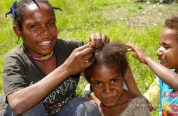 Senyum khas orang Papua. 