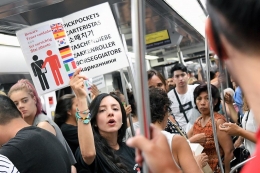 Pegiat anti-copet di dalam metro di Barcelona. Sumber: AFP via www.thelocal.es
