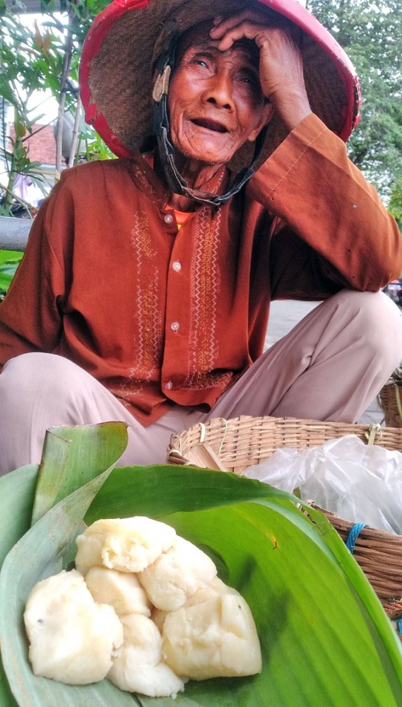 Mbah Puji yang tetap setia berjualan tape singkong (dok.pri),.