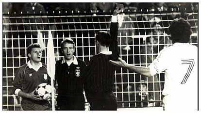 Damir Desnica diganjar kartu merah (akumulasi 2 kartu kuning) dalam laga versus Real Madrid di UEFA Cup 1983/84 karena dianggap protes berlebihan kepada wasit meski ia tuna rungu dan tuna wicara. | Marca.com
