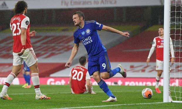 Jamie Vardy masih terus jadi pilihan utama pelatih Leicester sejak era Ranieri hingga sekarang. Vardy juga masih tajam di usianya yang ke-33 tahun. | foto: Shaun Botterill/Reuters via The Guardian